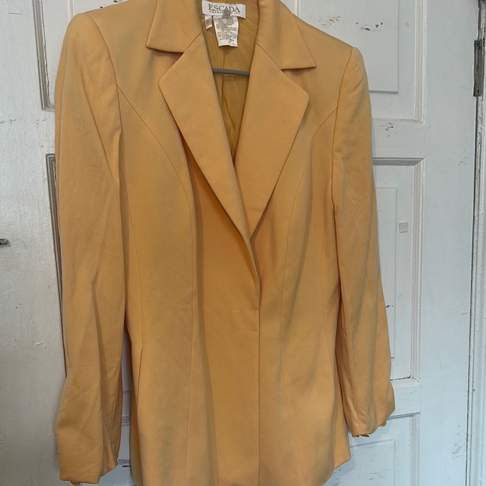 T—Escada Yellow Blazer with Notched Lapel and Relaxed Fit